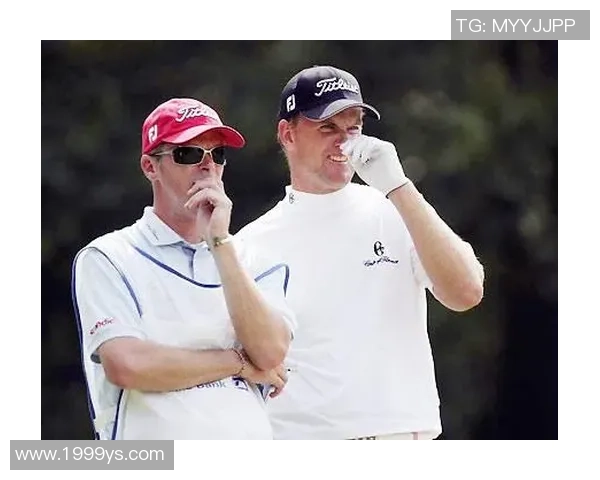 手绘足球球星情侣甜蜜瞬间展现球场外的柔情与默契