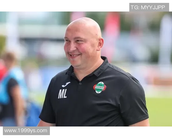 波兰足球传奇球星回顾：从卢布斯到莱万多夫斯基的辉煌历程